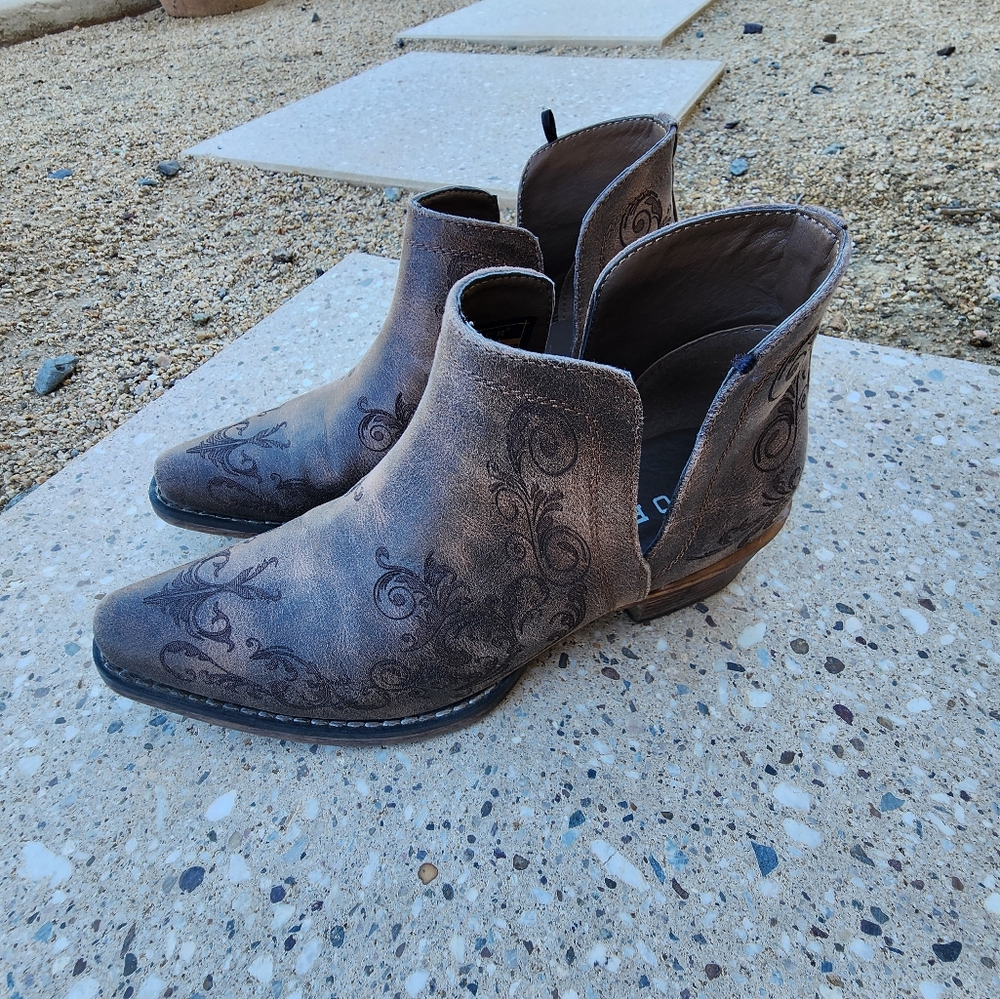 Brown Womens Ava Paisley Embossed Snip Toe Cowboy Booties 8.0